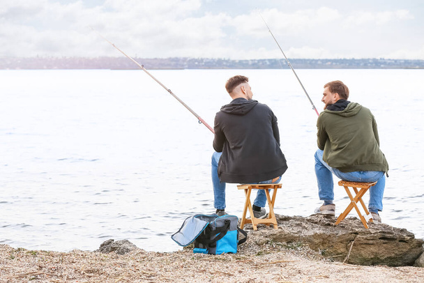 Junge Männer angeln auf Fluss - Foto, Bild
