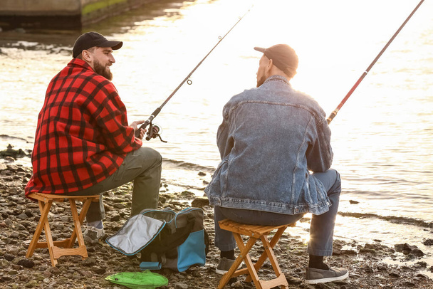 Giovani che pescano sul fiume - Foto, immagini