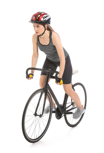 Beyaz arka planda bisiklete binen kadın bisikletçi - Fotoğraf, Görsel