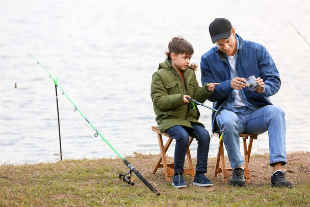Niño y su padre pescando en el río - Foto, imagen