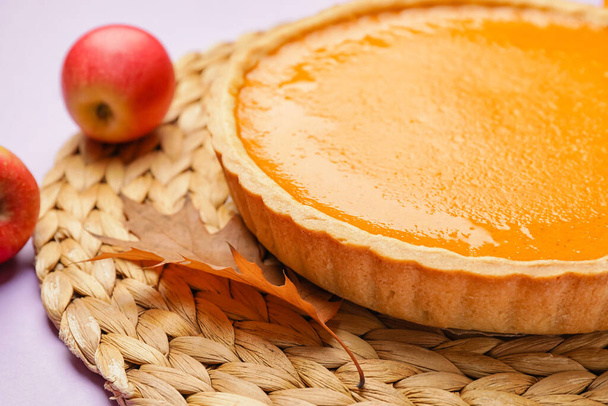 Tasty pumpkin pie on color background, closeup - Foto, Imagen