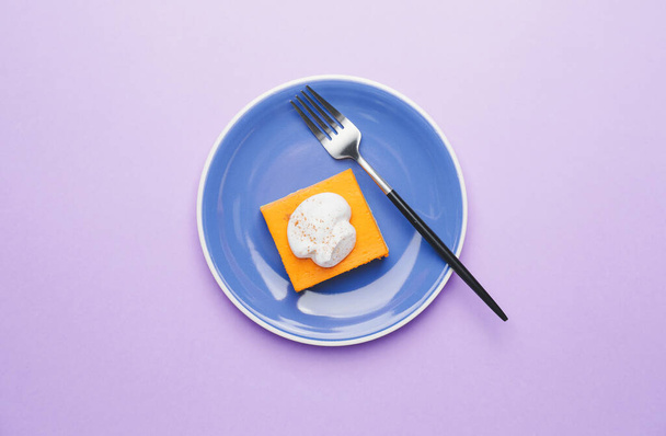 Placa com pedaço de torta de abóbora saborosa no fundo de cor - Foto, Imagem