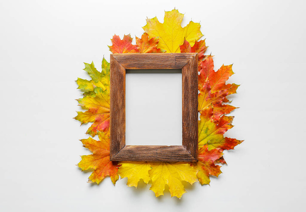 Mooie herfst compositie met bladeren en blanco frame op witte achtergrond - Foto, afbeelding