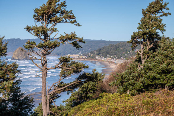 Canon Beach paisaje de la ciudad y surf Oregon estado. - Foto, Imagen