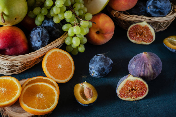 сочные свежие фрукты на столе - Фото, изображение