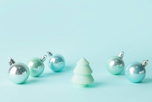 Bolas de Navidad y esponja de maquillaje sobre fondo de color - Foto, Imagen