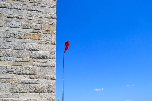 06.08.2018. Canakkale. Pavo. Bandera turca y monumento de los mártires durante el día soleado y el cielo azul brillante. - Foto, imagen