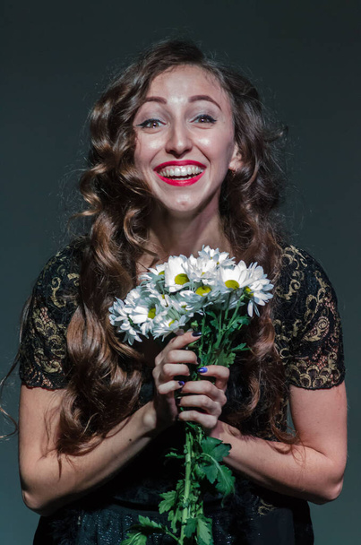 DNIPRO, UKRAINE - NOYEMBER 29, 2020: Elena Lomonosovaが青少年演劇ミラーで10年の物語を完成させる. - 写真・画像