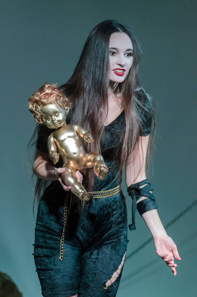 DNIPRO, UKRAINE - 29 ΝΟΥΕΜΒΡΙΟΥ 2020: Η Polina Bulgarina παρουσιάζει τις ιστορίες της δεκαετίας στον καθρέφτη του θεάτρου νέων. - Φωτογραφία, εικόνα