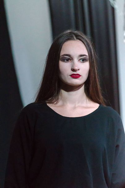 DNIPRO, UKRAINE - NOYEMBER 29, 2020: Polina Bulgarina perfomes Tales of the Decade at the Youth Theater Mirror. - Foto, imagen