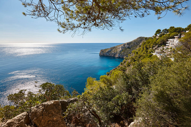 Ισπανική μεσογειακή ηλιόλουστη γραφική ακτογραμμή. Παραλία La Granadella. Xabia, Αλικάντε - Φωτογραφία, εικόνα
