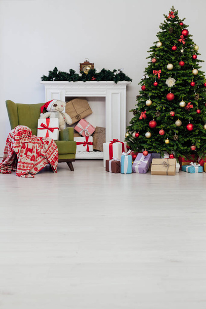 gyönyörű karácsonyfa ajándékokkal díszíteni újév és terrier fehér szoba - Fotó, kép