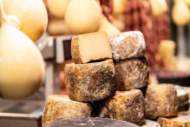 Ruote di formaggio condite nel locale mercatino di Natale, pecorino, parmigiano, provolone - Foto, immagini
