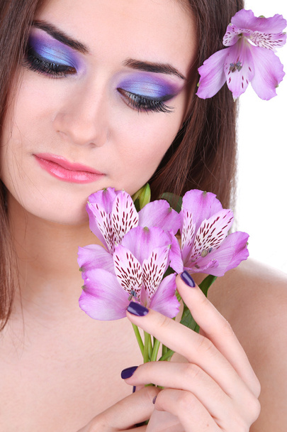 schöne junge Frau mit Blumen aus nächster Nähe - Foto, Bild