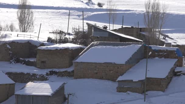 Χιονισμένο χωριό στη γεωγραφία του Αφγανιστάν. Από τις οροσειρές που εκτείνονται νοτιοδυτικά από το Hindu Kush της οροσειράς Koh-i Baba Foladi. Η περιοχή Safed Koh, η οποία περιλαμβάνει την περιοχή Tora Bora, δεσπόζει στη συνοριακή περιοχή νοτιοανατολικά της Καμπούλ. Ξηρά φύλλα  - Πλάνα, βίντεο