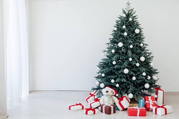 decoración año nuevo y terrier árbol de Navidad con regalos - Foto, Imagen