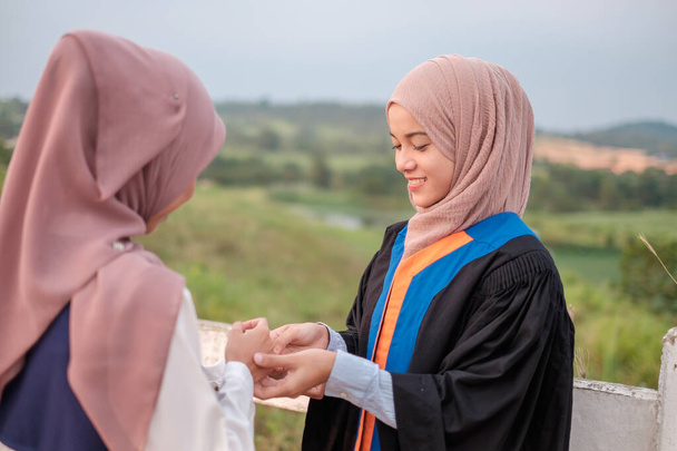 Gyönyörű ázsiai női muszlim diákok illik a ballagási ruhát, és pózolt a boldogság, mielőtt a diplomaosztó ünnepség. - Fotó, kép