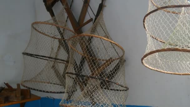 Rybářské sítě visí na zdi statku - Záběry, video
