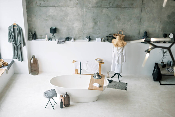 Белая современная ванная в современной квартире со стильным дизайном в стиле лофт, домашним декором. Мягкая селективная фокусировка. - Фото, изображение
