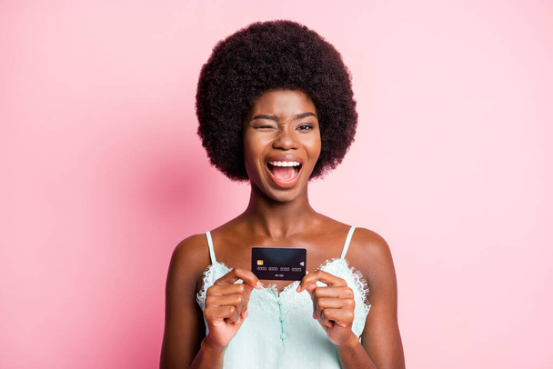 Foto de encantadora mujer joven feliz mostrar tarjeta de crédito depósito préstamo gastar dinero desgaste tanque-top aislado sobre fondo de color rosa - Foto, imagen