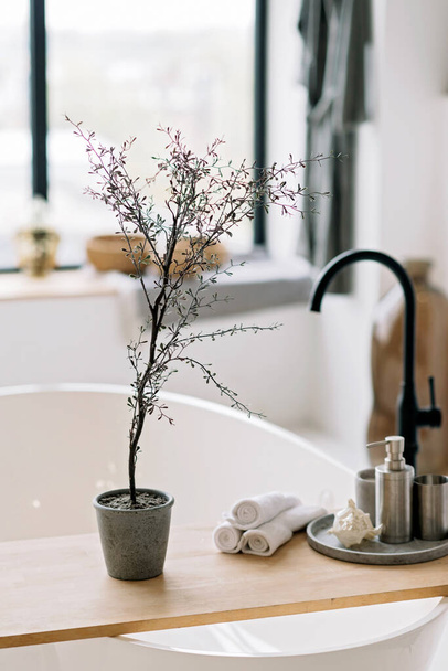 Moderni kylpylä ja kylpyhuone sisustus konsepti, rentouttava sisustus. Puhtaita pyyhkeitä. Pehmeä valikoiva kohdentaminen. - Valokuva, kuva