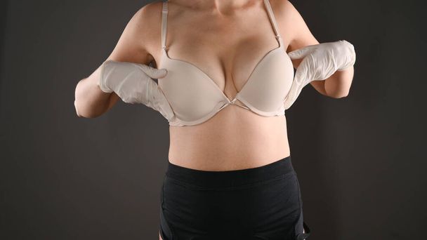 Woman in rubber gloves and bra - Foto, imagen