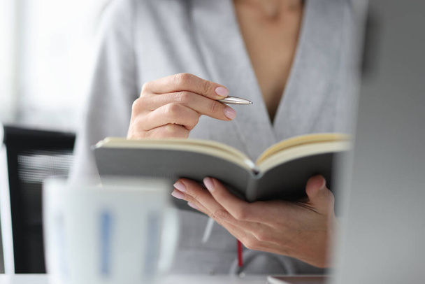 Женщина держит ручку и открытую концепцию дневника - Фото, изображение