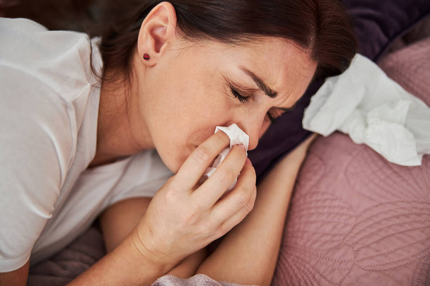 Lady teniendo un resfriado desagradable con una nariz adolorida - Foto, Imagen