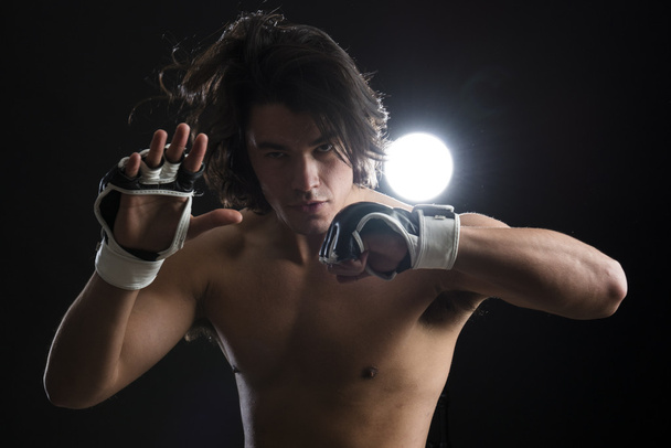 Boxeador malayo luchando
 - Foto, Imagen