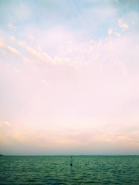 Чудовий ніжний колір неба над Чорним морем.  - Фото, зображення