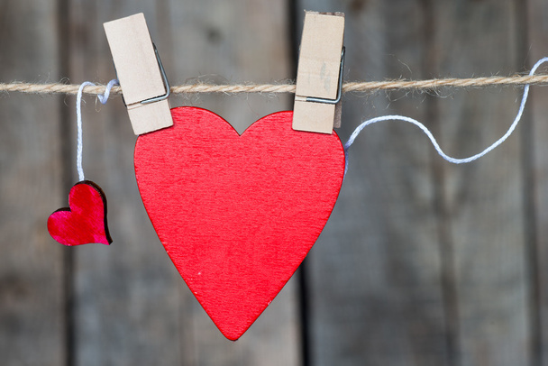 Два бумажных сердца, висящих на веревке
 - Фото, изображение