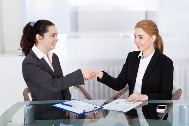 Deux femmes d'affaires serrant la main
 - Photo, image