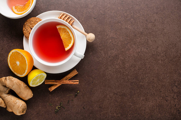 Tea with fruit, herbal and other spicy lemon ginger root. Healthy Tea Ingredients - Foto, Bild