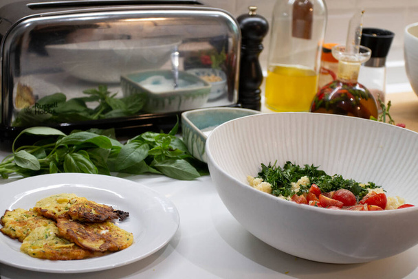 Gegrilltes Gemüse und gesunde Gerichte auf einem edlen Holztisch. Mediterrane Gerichte mit Spargel, Tofu, Seitan und Halloumi-Käse. Glutenfreie Rezepte für Fitness-Personen. Hintergrund Lebensmittel - Foto, Bild