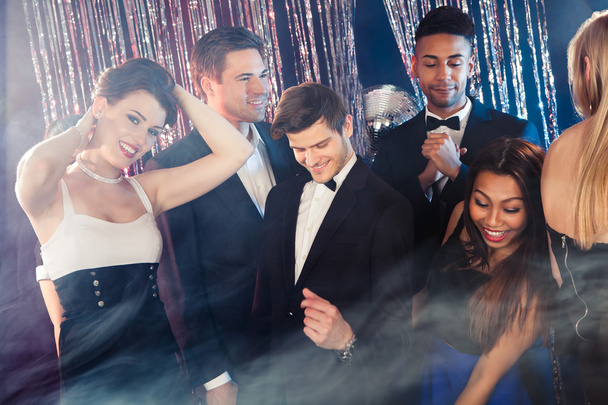 vrienden dansen bij nightclub - Foto, afbeelding