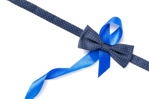 Cinta de próstata azul. Concienciación sobre el cáncer de próstata de los hombres salud en noviembre. Cinta azul, corbata de moda aislada sobre fondo blanco. Noviembre y Día Internacional del Hombre - Foto, Imagen