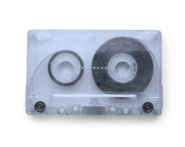 Cassette bande vue de dessus plat gisait isolé sur fond blanc. - Photo, image