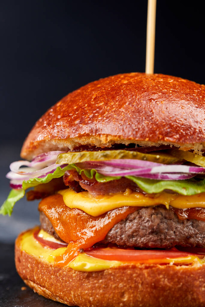 ízletes burger marhahússal és zöldségekkel, közelről  - Fotó, kép