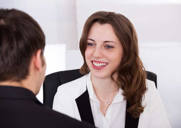 Businesswoman Looking At Candidate During Interview - Foto, imagen