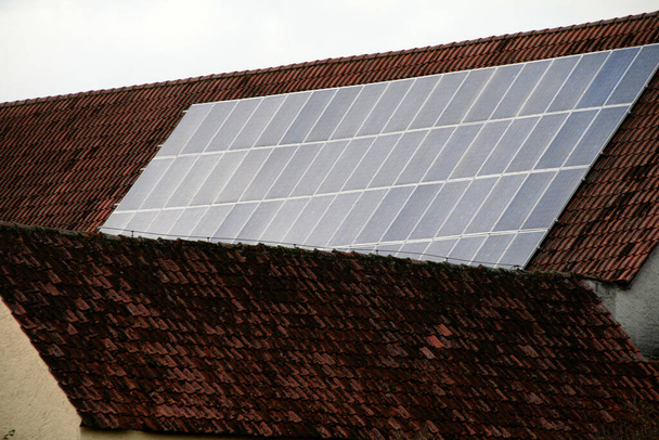 сонячна панель на даху
 - Фото, зображення