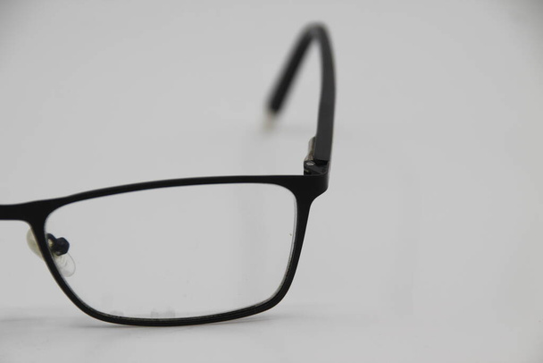 Isoliergläser gegen Kurzsichtigkeit im neutralen Hintergrund - Foto, Bild