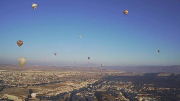 soaring balloons, Cappadocia, Turkey. Panorama filmed in flight as the sun rises - Metraje, vídeo