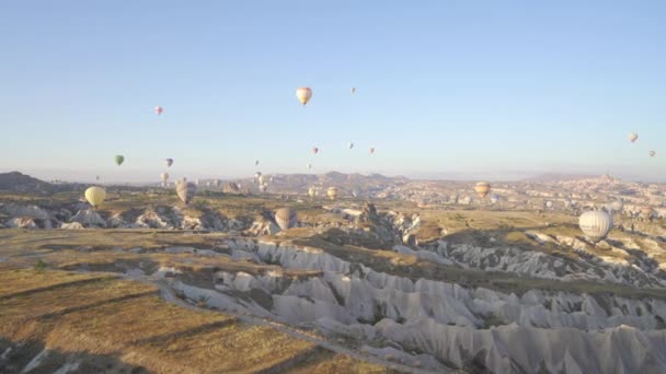 soaring balloons, Cappadocia, Turkey. Panorama filmed in flight as the sun rises - Πλάνα, βίντεο