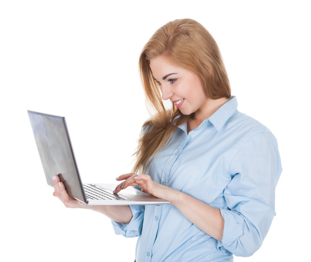 Smiling Woman Using Laptop - Foto, afbeelding