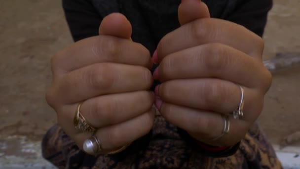 Indiano ragazza mano strofinare primo piano filmato indossando anello sul dito con abito posteriore. - Filmati, video
