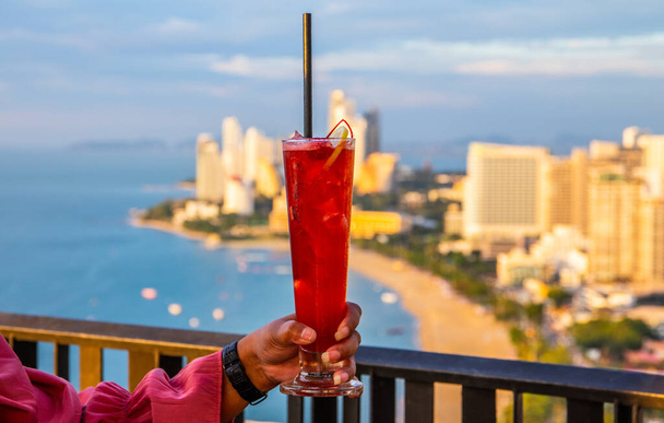 ein Singapur Sling Cocktail in Thailand Asien - Foto, Bild