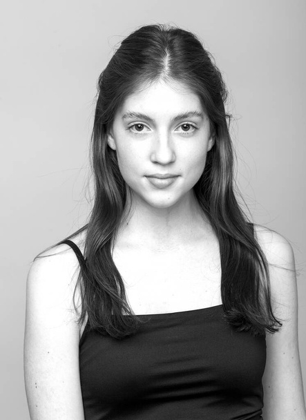 Close up portrait of a young beautiful brunette model, isolated on gray background - Valokuva, kuva
