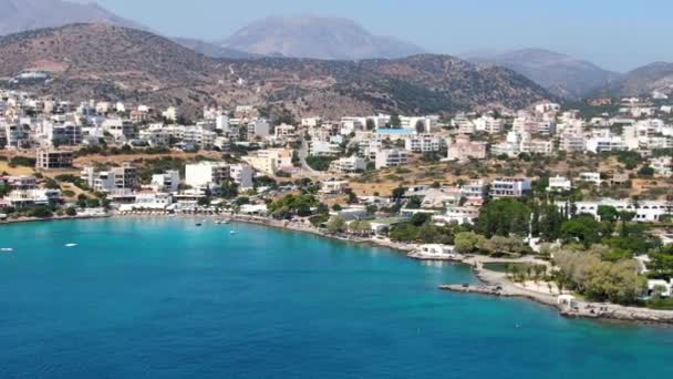 Zeer verbazingwekkend uitzicht vanuit de lucht op de stad Agios Nikolaos. Griekenland Kreta - Video