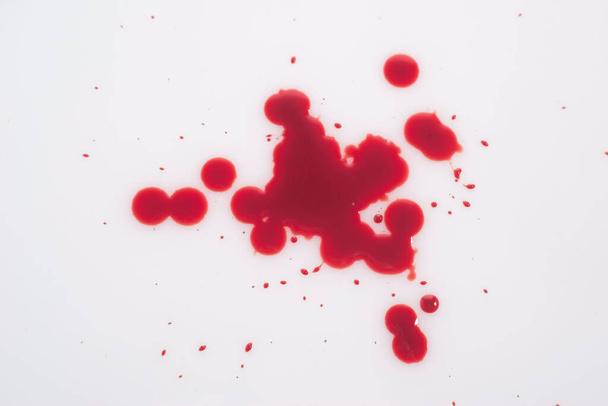 druppels bloed, op een witte achtergrond. zicht van boven druppel bloed geïsoleerd op witte achtergrond - Foto, afbeelding
