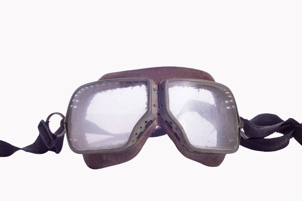 maska robocza brudna, izolacja na białym tle Przezroczyste okulary ochronne izolowane na białym - Zdjęcie, obraz